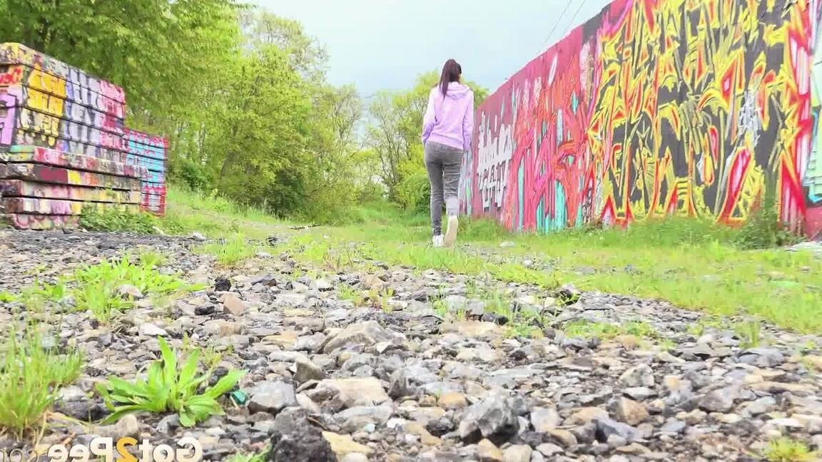 15P ソロ少女ミスティカがジーンズを下ろして砂利道で小便をする