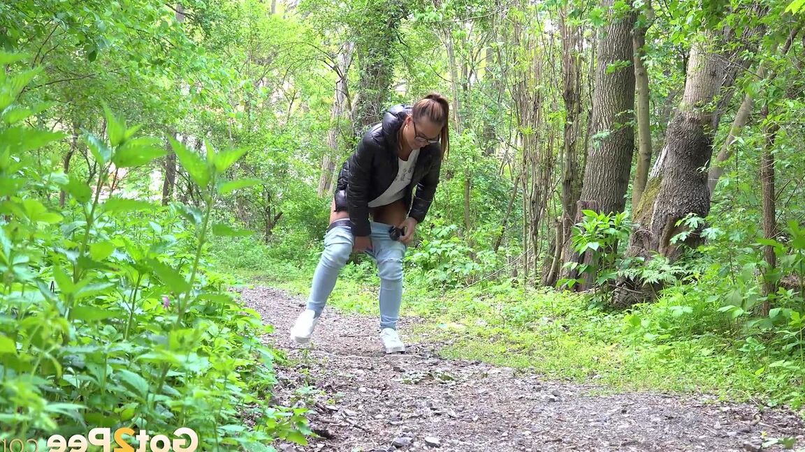 15P ソロガールのナオミ・ベネットが森の小道で小便をするためにジーンズを下ろします