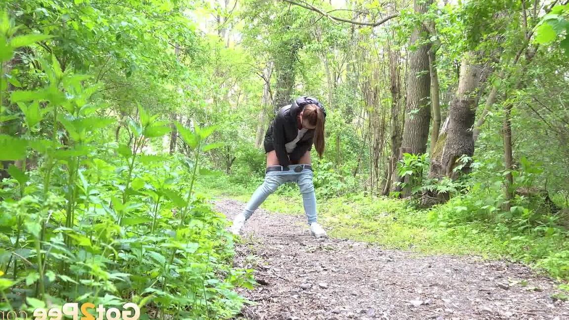 15P ソロガールのナオミ・ベネットが森の小道で小便をするためにジーンズを下ろします