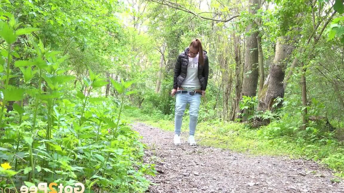 15P ソロガールのナオミ・ベネットが森の小道で小便をするためにジーンズを下ろします