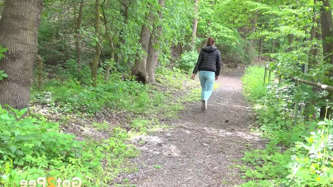 15P ソロガールのナオミ・ベネットが森の小道で小便をするためにジーンズを下ろします