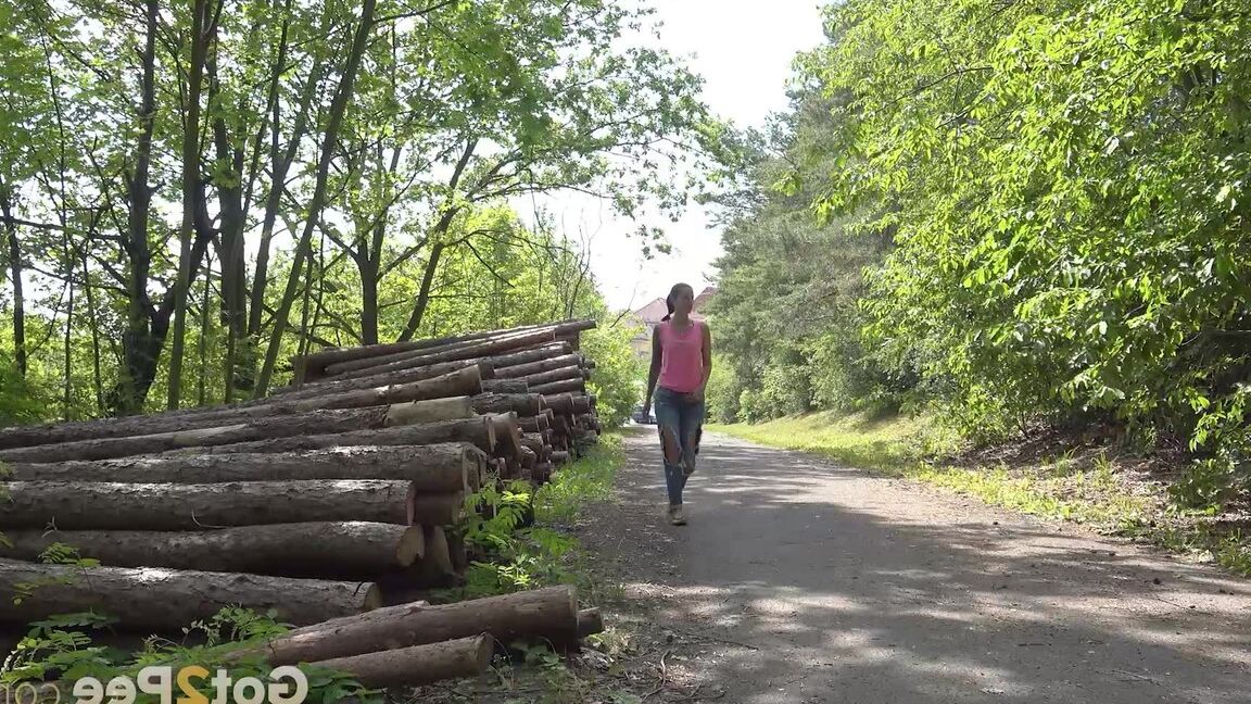 15P Али Бордо писает возле срубленных бревен