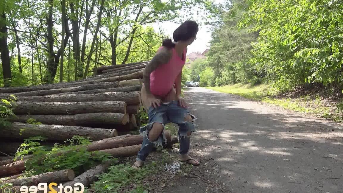 15P Али Бордо писает возле срубленных бревен