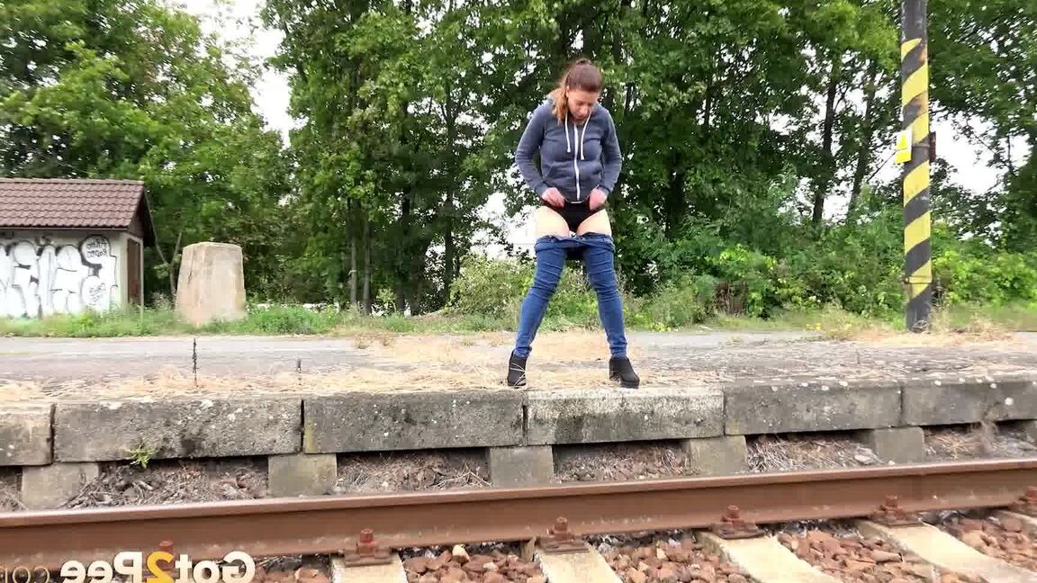 15P Naughty chick Teresa Bizarre pulls down her jeans and squats for a pee on curb