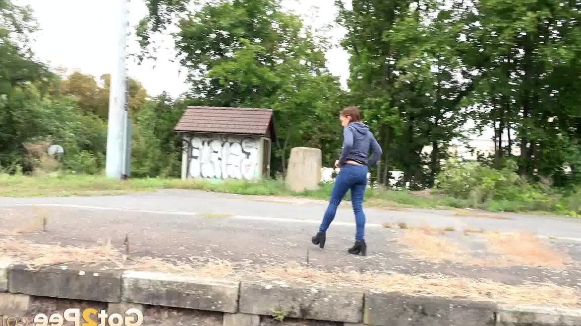 15P Naughty chick Teresa Bizarre pulls down her jeans and squats for a pee on curb
