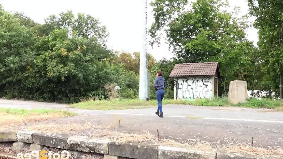 15P Naughty chick Teresa Bizarre pulls down her jeans and squats for a pee on curb