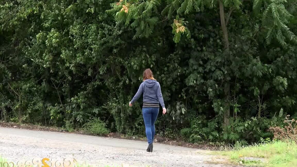 15P Naughty chick Teresa Bizarre pulls down her jeans and squats for a pee on curb