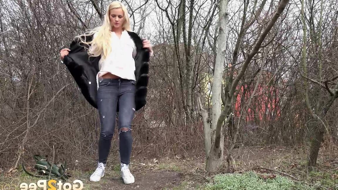 15P Blondes Mädchen Katy Sky zieht zerrissene Jeans in der Nähe kahler Bäume herunter, um zu pissen