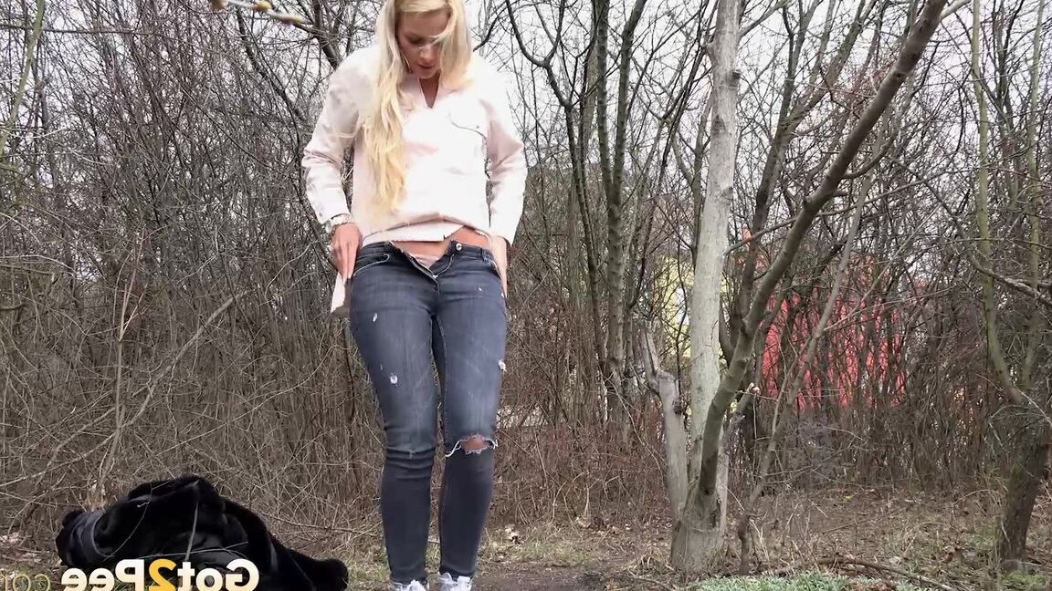 15P Blondes Mädchen Katy Sky zieht zerrissene Jeans in der Nähe kahler Bäume herunter, um zu pissen