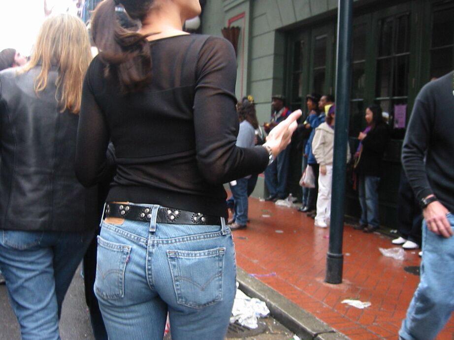 12P Amateur girls have their backsides unknowingly captured by a pervert