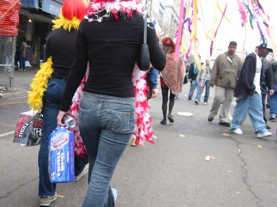 12P Amateur girls have their backsides unknowingly captured by a pervert