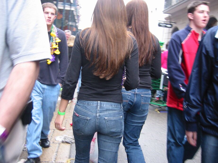12P Amateur girls have their backsides unknowingly captured by a pervert