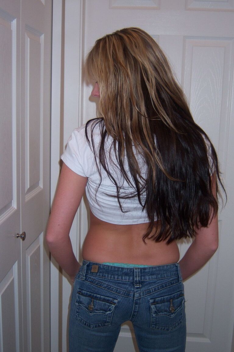 12P Adolescente com seios perfeitos empinados levanta a camisa para brincar com eles