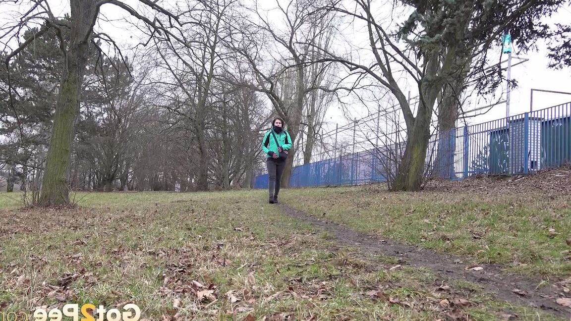 15P, Lara Fox, une fille blanche, enlève son jean délavé pour pisser dans un parc public.