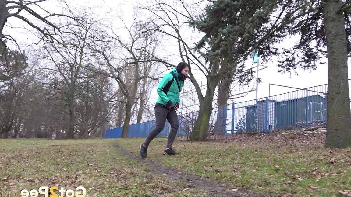 15P, Lara Fox, une fille blanche, enlève son jean délavé pour pisser dans un parc public.