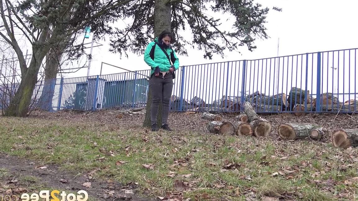 15P, Lara Fox, une fille blanche, enlève son jean délavé pour pisser dans un parc public.