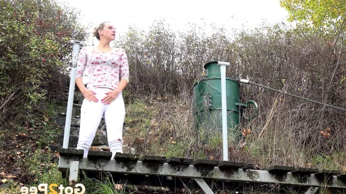 15P Mature Bianca pulls down her white pants to take a steaming pee outside