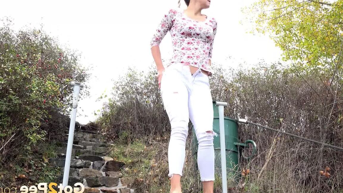 15P Mature Bianca pulls down her white pants to take a steaming pee outside