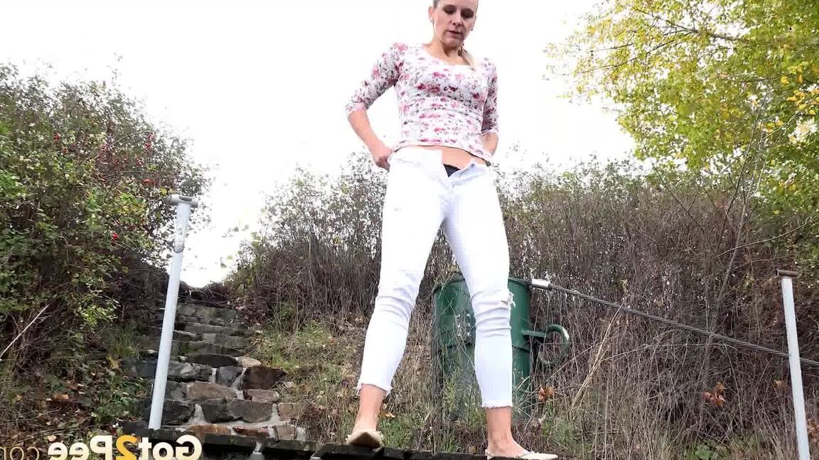 15P Mature Bianca pulls down her white pants to take a steaming pee outside