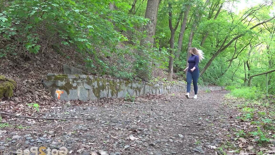 15P 太い女の子のニッキー ドリームが公園の小道で簡単におしっこをするためにジーンズを下ろします