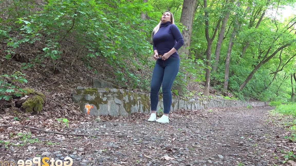 15P 太い女の子のニッキー ドリームが公園の小道で簡単におしっこをするためにジーンズを下ろします