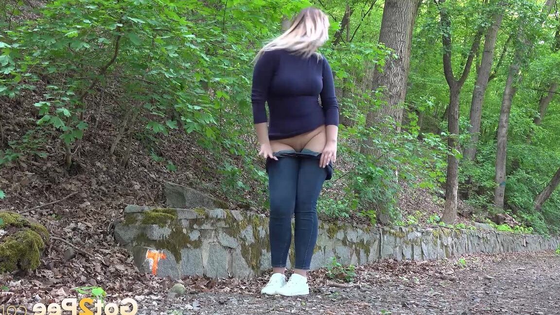 15P 太い女の子のニッキー ドリームが公園の小道で簡単におしっこをするためにジーンズを下ろします