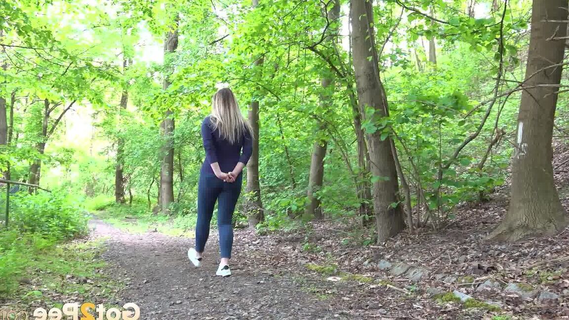 15P 太い女の子のニッキー ドリームが公園の小道で簡単におしっこをするためにジーンズを下ろします