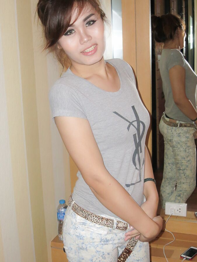 16P Ladyboys fodidos sem sela Candy Ass empurrados em Creampie