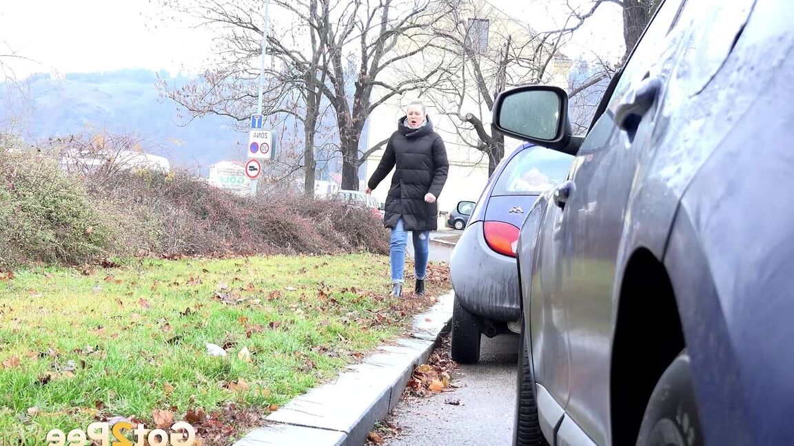 15P 金髪のひよこニッキー・ドリームが道路上の車両の後ろでおしっこをするためにしゃがむ