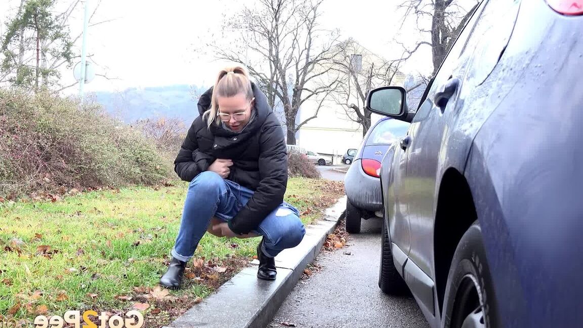 15P 金髪のひよこニッキー・ドリームが道路上の車両の後ろでおしっこをするためにしゃがむ