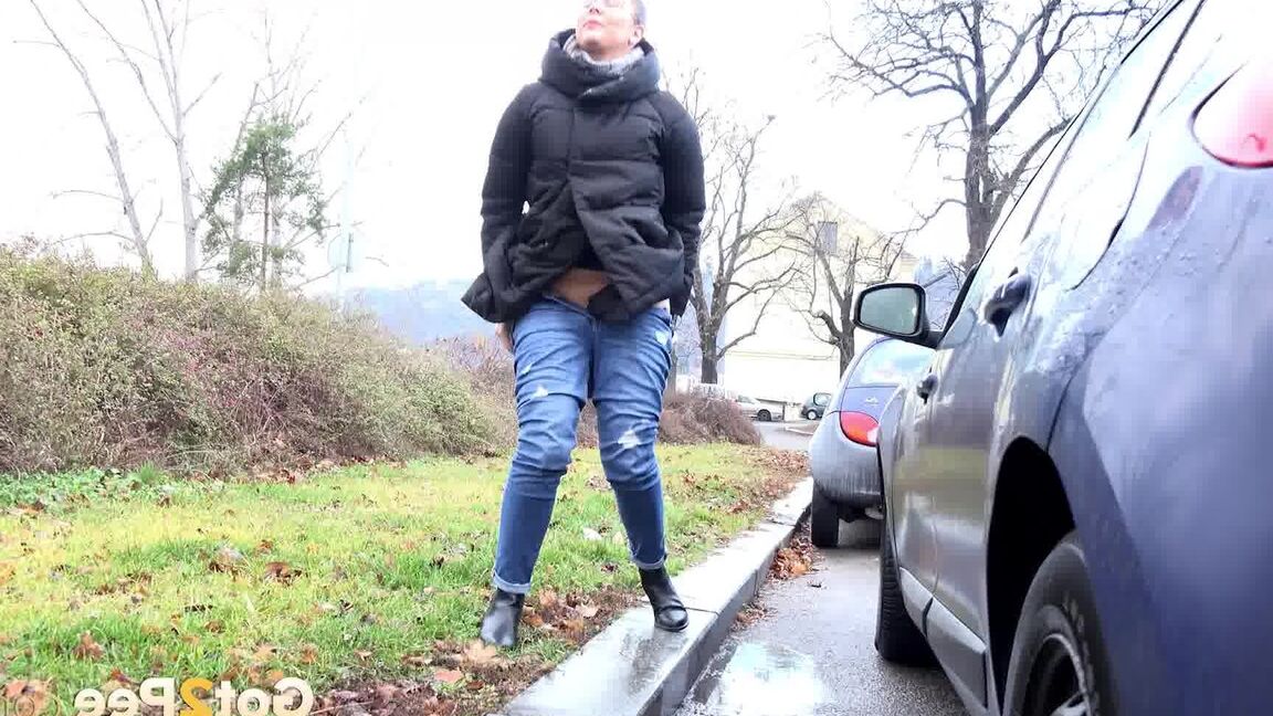15P 金髪のひよこニッキー・ドリームが道路上の車両の後ろでおしっこをするためにしゃがむ