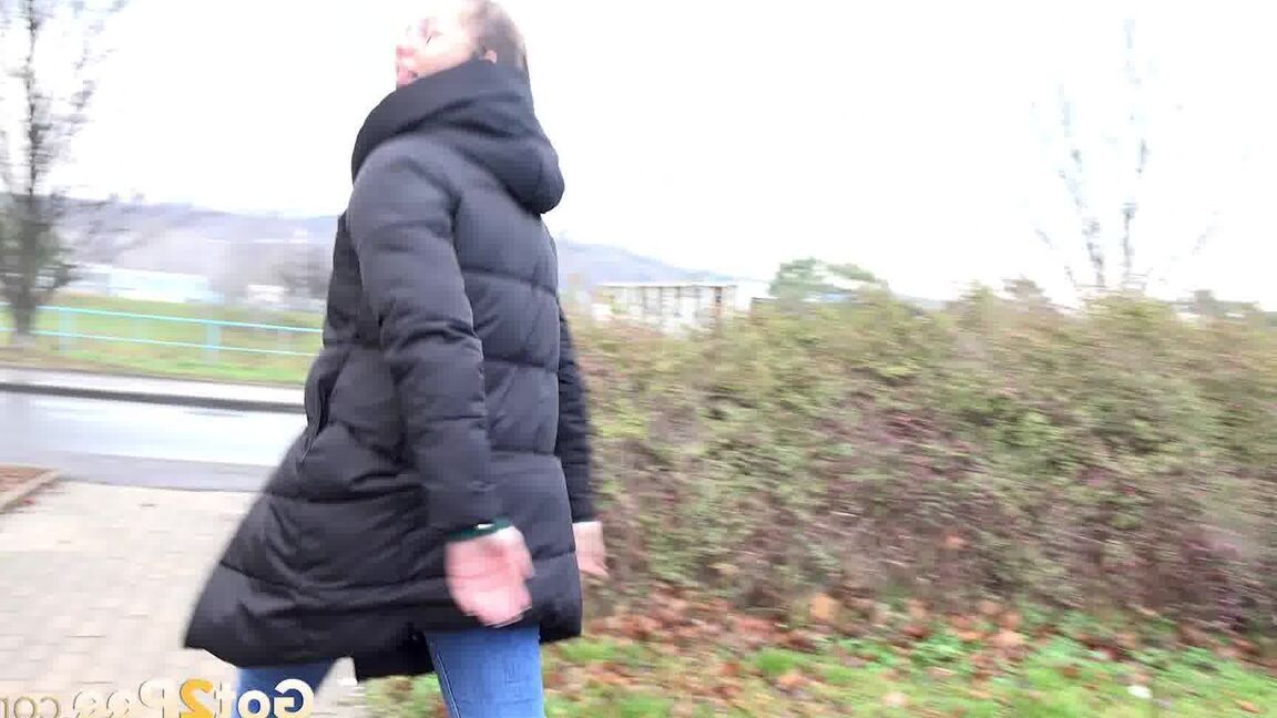 15P 金髪のひよこニッキー・ドリームが道路上の車両の後ろでおしっこをするためにしゃがむ