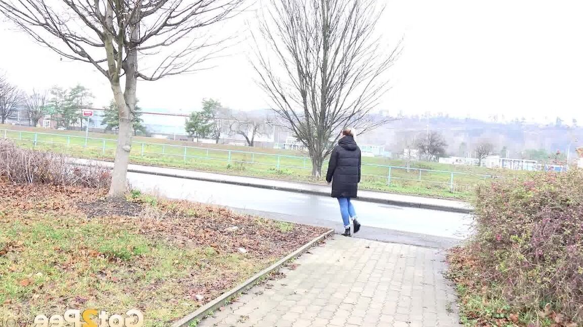 15P 金髪のひよこニッキー・ドリームが道路上の車両の後ろでおしっこをするためにしゃがむ