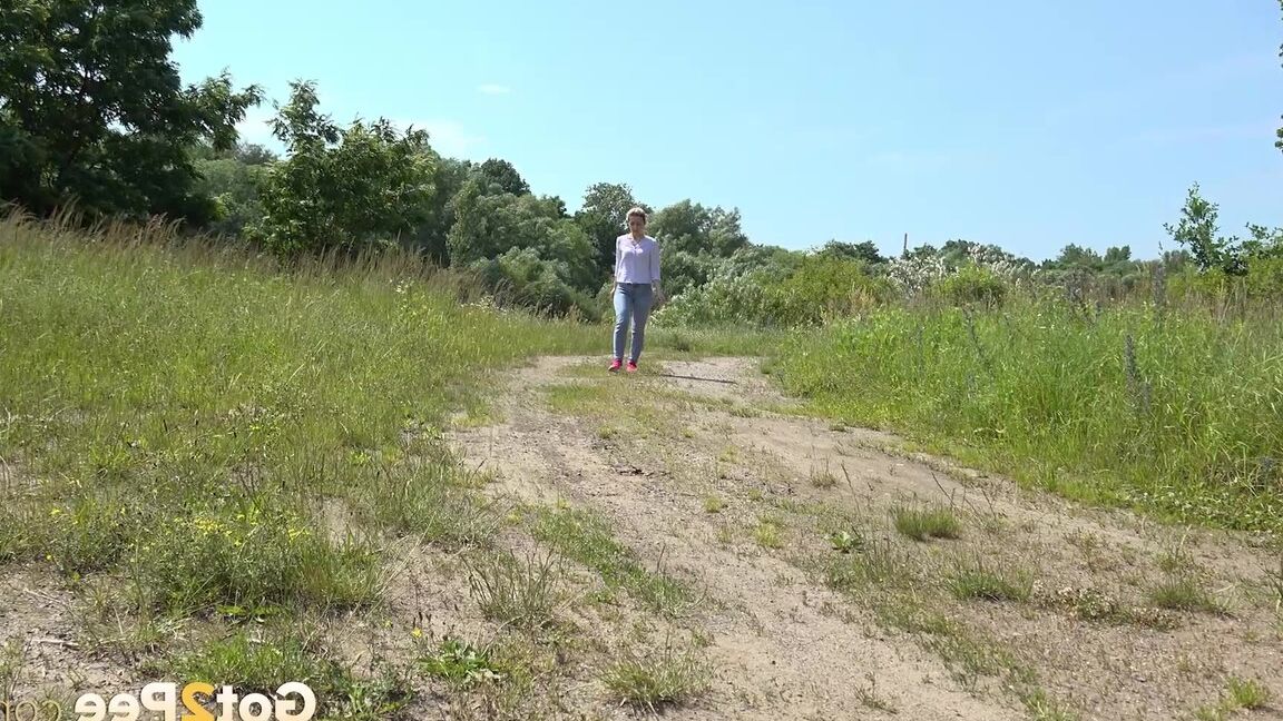 15P Caucasian girl Di Devi pulls down her pants to take a pee on a dirt road