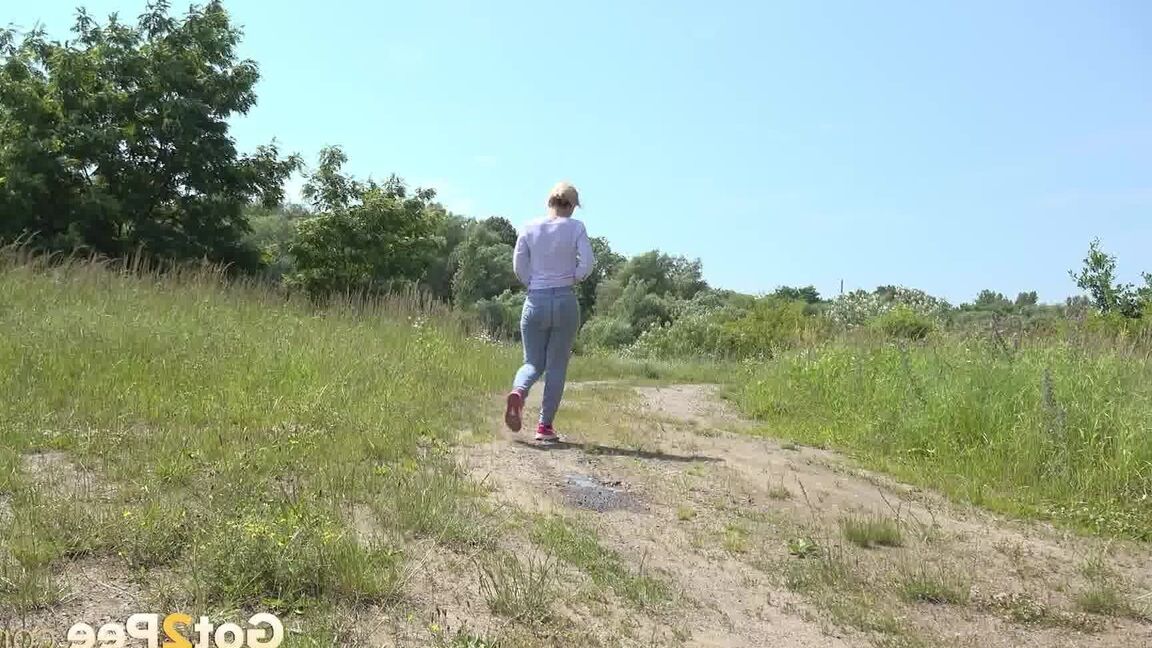15P Caucasian girl Di Devi pulls down her pants to take a pee on a dirt road