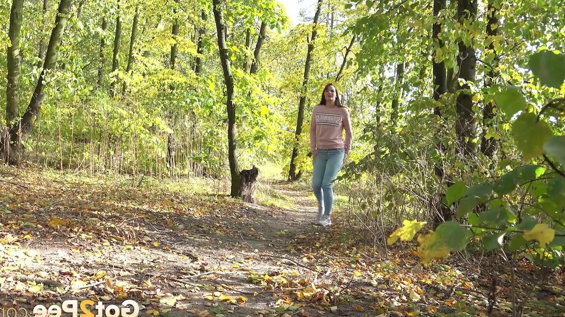 15P La chica solitaria Amanda Hill se baja los pantalones para orinar en el bosque