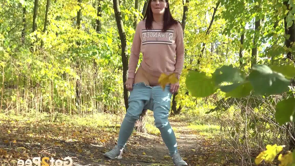 15P La chica solitaria Amanda Hill se baja los pantalones para orinar en el bosque