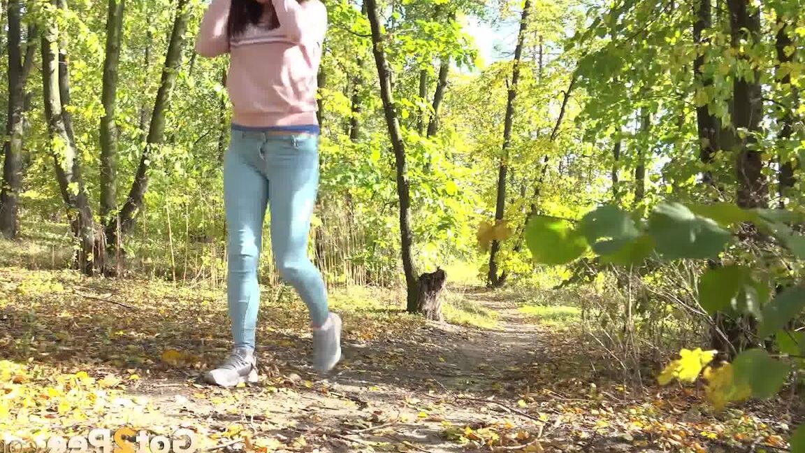 15P La chica solitaria Amanda Hill se baja los pantalones para orinar en el bosque