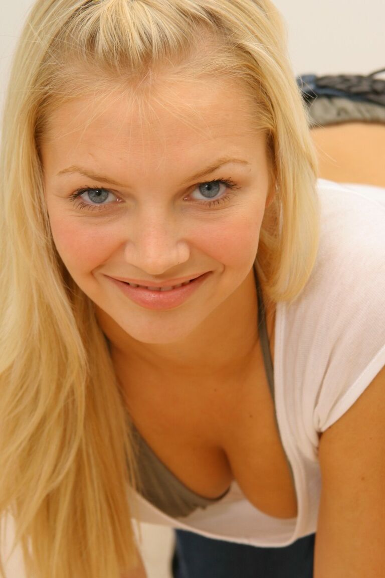 21P Die platinblonde Göttin Sam K posiert in ihrem sexy Bikini und in ihren engen Jeans