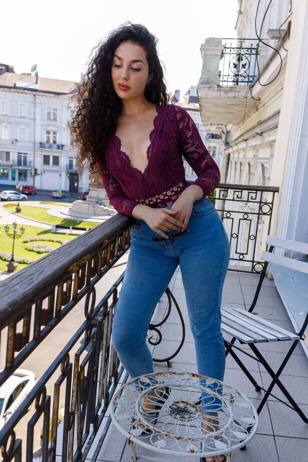 18P La jeune brune Electra Noir enlève son jean bleu pour se mettre nue