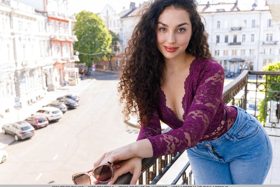 18P La jeune brune Electra Noir enlève son jean bleu pour se mettre nue