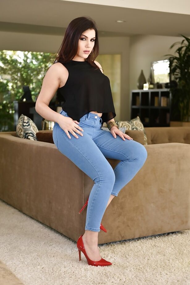 16P La morena solitaria Valentina Nappi deslizando sus jeans sobre su gran culo gordo