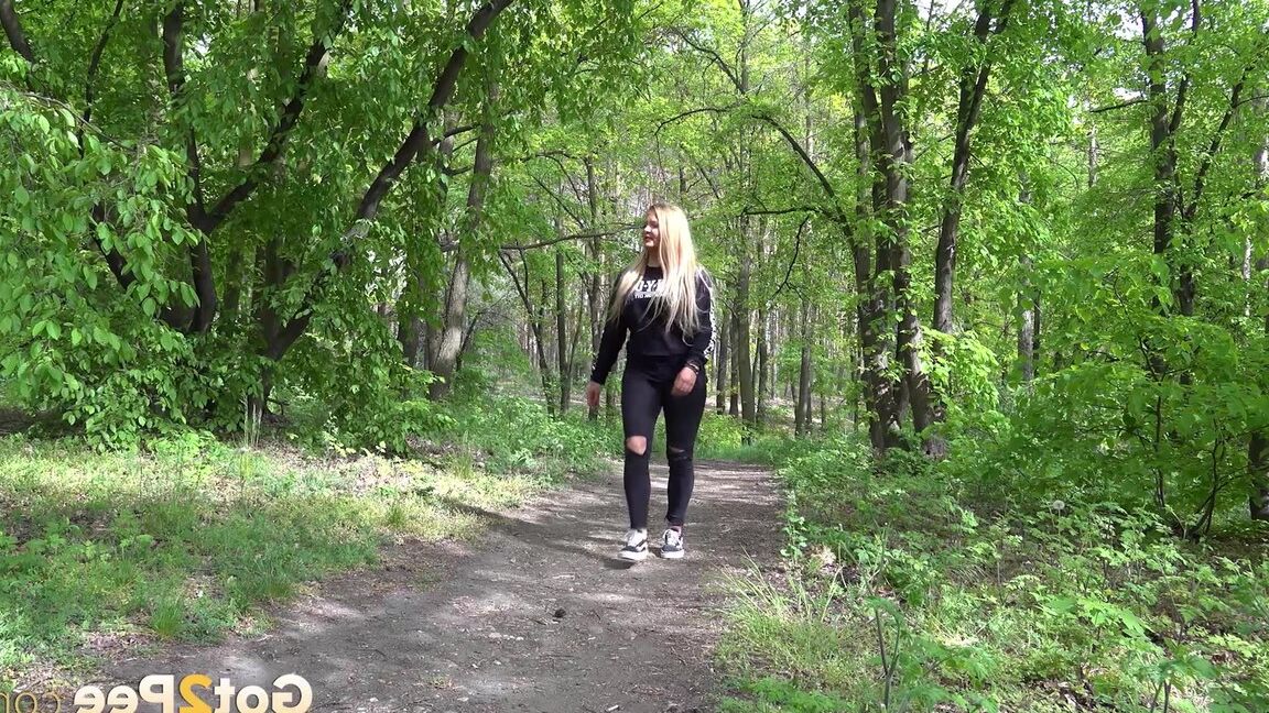 15P La sexy rubia Jena Lovely hace un charco de orina