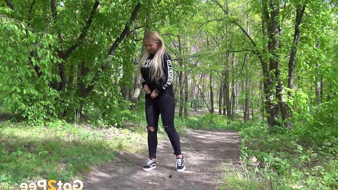 15P La sexy rubia Jena Lovely hace un charco de orina