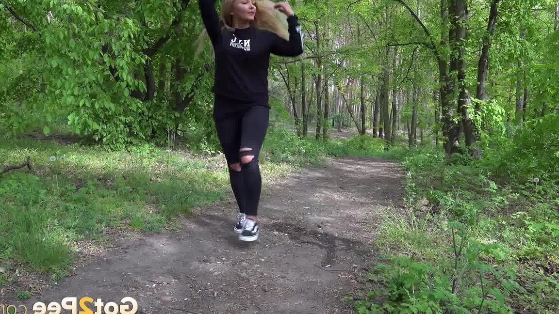 15P La sexy rubia Jena Lovely hace un charco de orina