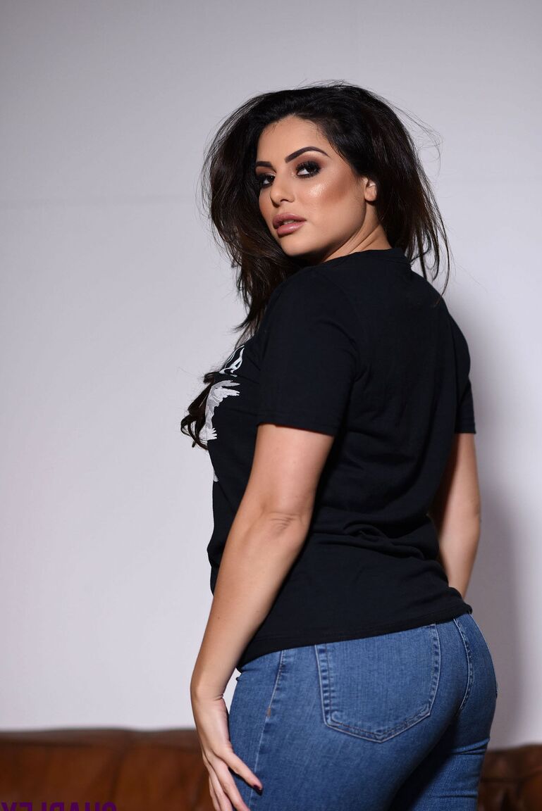 16P A modelo morena Charlotte Springer descobre seios nus enquanto tira o jeans