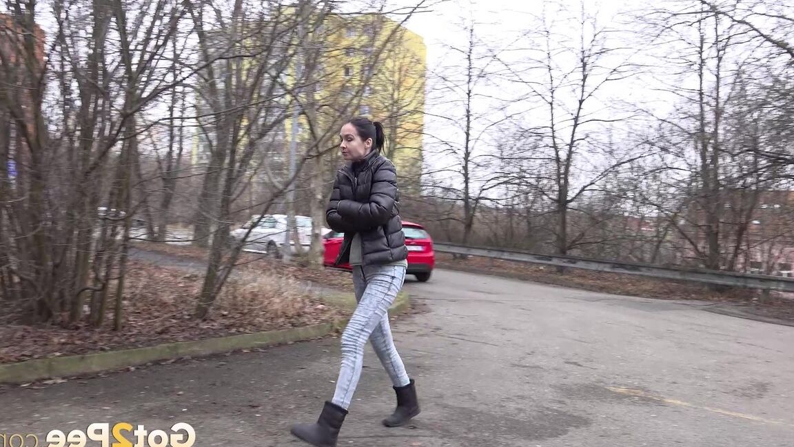 15P Mistika relieves her piss desperation in the city
