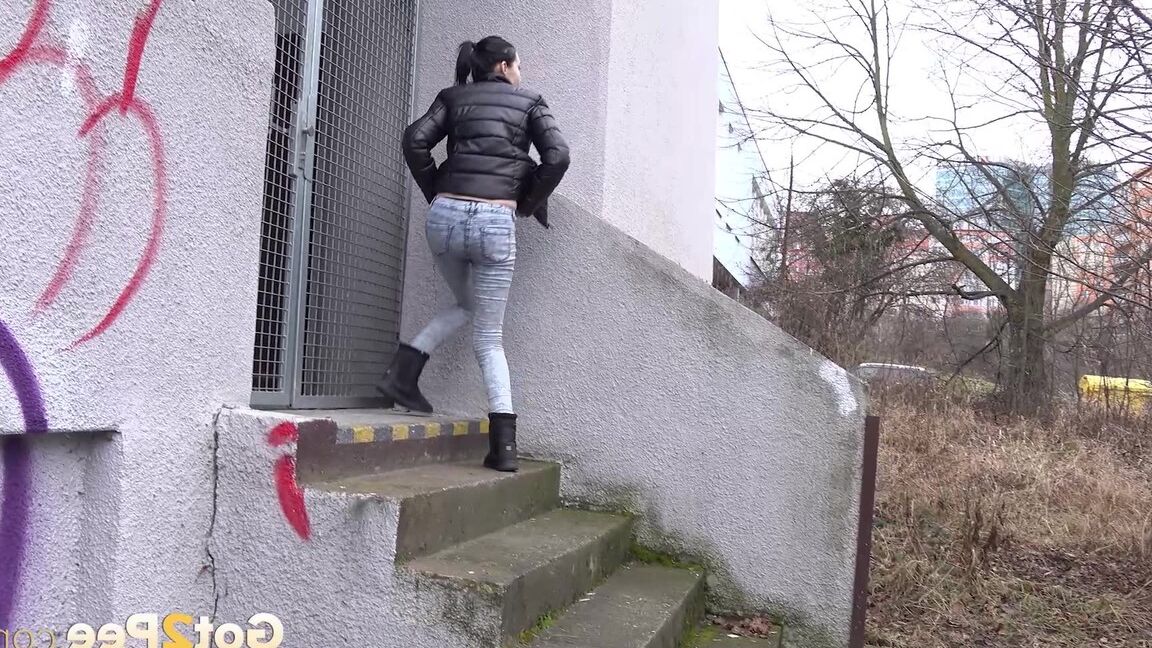15P Mistika relieves her piss desperation in the city