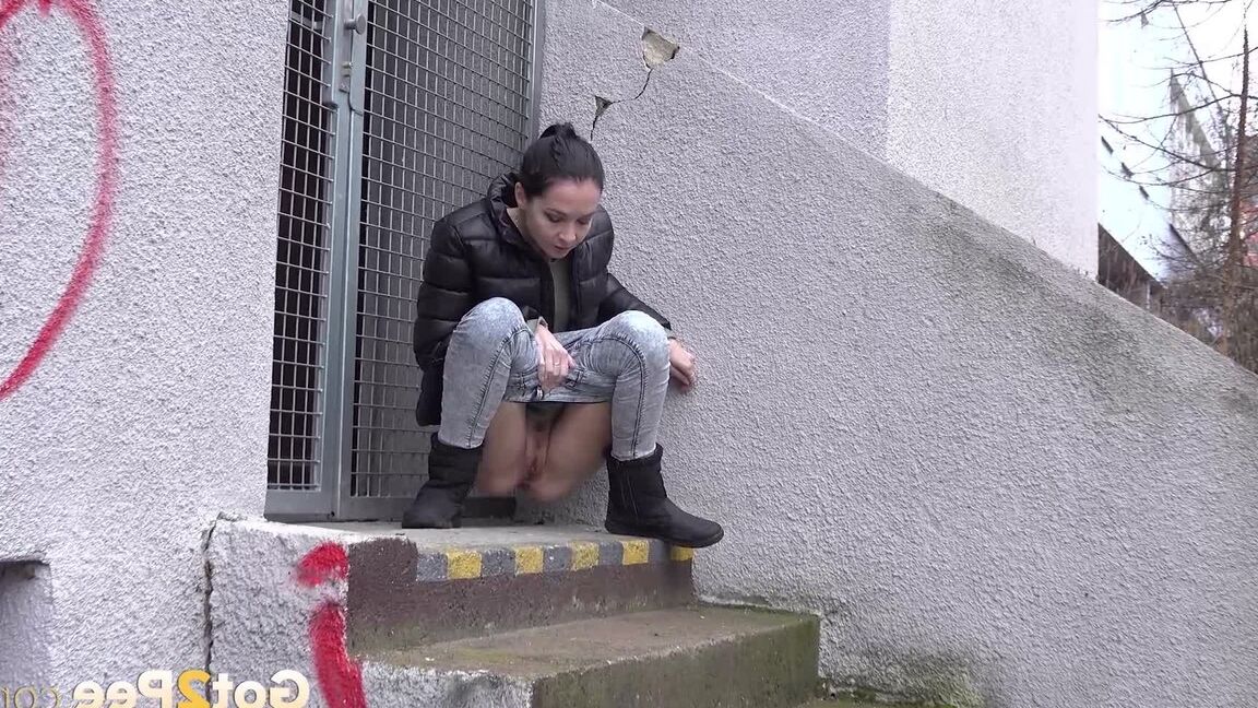 15P Mistika relieves her piss desperation in the city