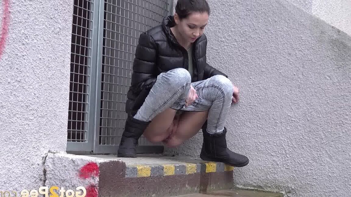 15P Mistika relieves her piss desperation in the city